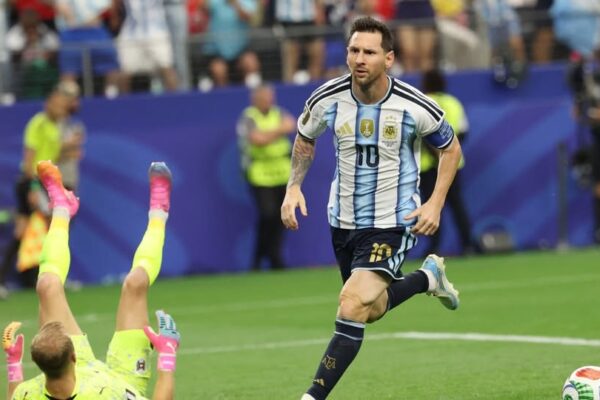 Lionel Messi celebra o golo que o tornou o melhor marcador da história dos Mundiais, ao atingir os 17 golos e ultrapassar Miroslav Klose.