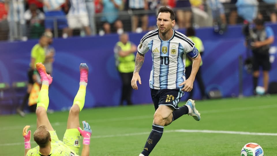 Lionel Messi celebra o golo que o tornou o melhor marcador da história dos Mundiais, ao atingir os 17 golos e ultrapassar Miroslav Klose.