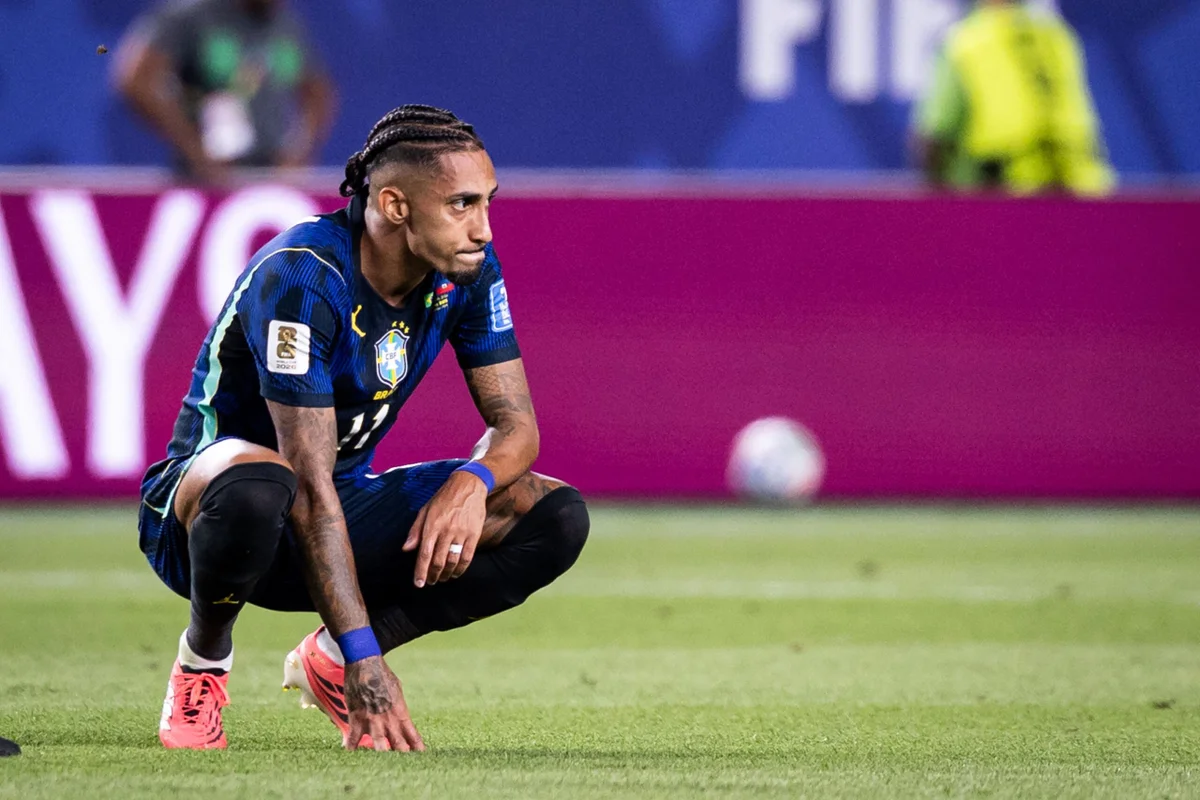 Atacante da Seleção Brasileira, Raphinha teve seu nome envolvido em polêmica após declarações de Vampeta, contestadas por um familiar do jogador.